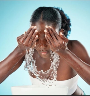 Lavar o rosto com água gelada benefícios.
