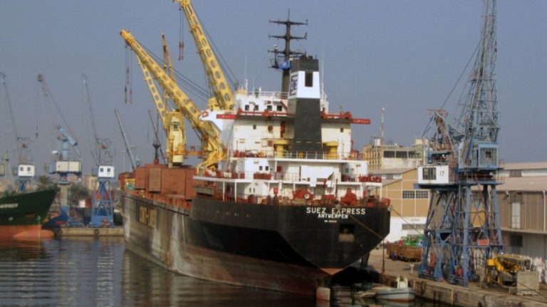 Ricardo de Abreu ministro dos transportes, procedeu a entrega de novas embarcações ao porto do Namibe.
