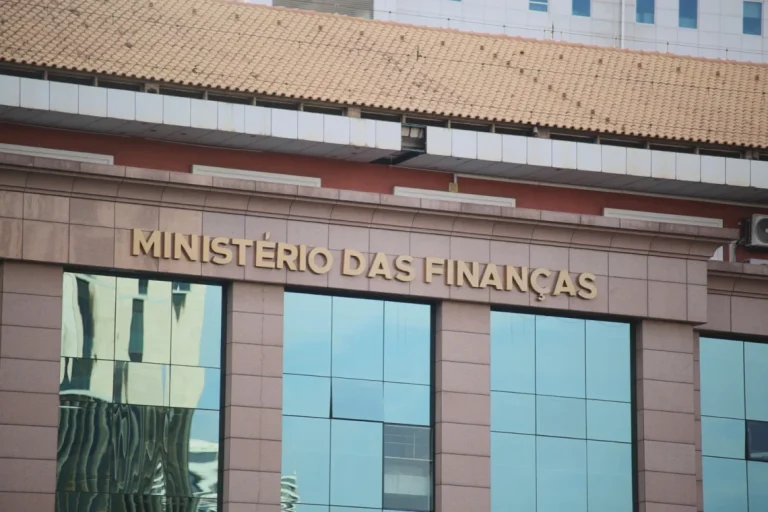 Perto de metade do OGE 2026 será sustentada com dívida