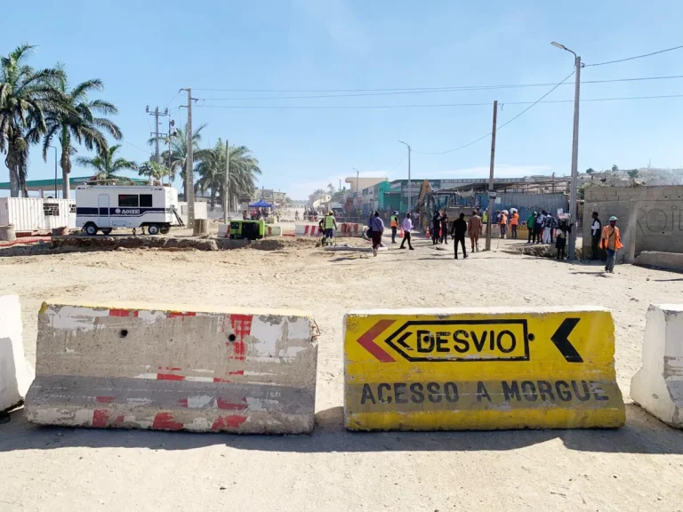 demolições ao longo da via-rápida Lobito– Catumbela