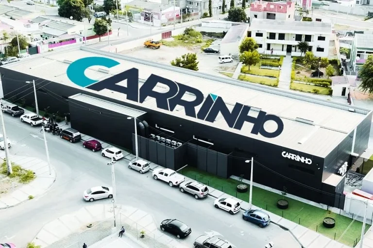 Segundo uma nota de imprensa enviada hoje ao Jornal OPAÍS, a mudança resulta do crescimento sustentado da capacidade produtiva interna e da melhoria das condições organizacionais no sector pecuário. Nos últimos anos, produtores familiares e empresariais foram sendo integrados numa cadeia de valor mais estruturada, com maior coordenação entre produção, logística e distribuição. O grupo sublinha que não actua como produtor directo de carne suína, mas como dinamizador do ecossistema, prestando assistência técnica, promovendo boas práticas e facilitando a ligação entre criadores e o mercado. O mérito do actual estágio de autossuficiência, refere, pertence sobretudo aos produtores nacionais que expandiram a oferta e elevaram os padrões de qualidade. A decisão surge num contexto diferente daquele que, no passado, levou à dependência de importações para suprir falhas de oferta e instabilidade produtiva. Com maior regularidade no fornecimento, melhoria sanitária e reforço da capacidade instalada, a empresa entende que deixaram de existir razões estruturais que justifiquem a continuidade das compras externas.