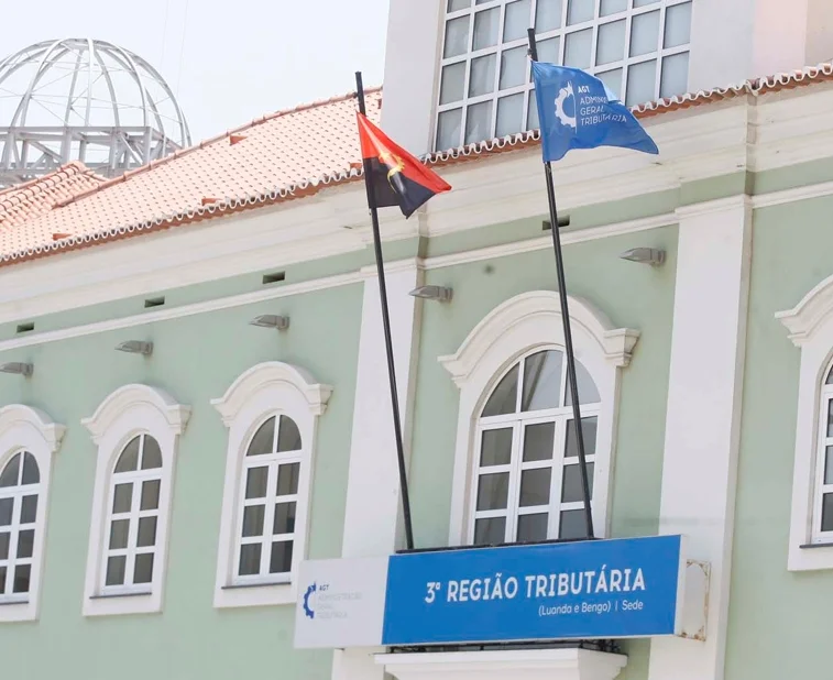 De acordo com dados avançados neste Quarta-feira, 6 de Abril, pelo PCA da AGT, até ao momento, 46 empresas fazem facturação electrónica e diariamente são comunicadas 400 mil facturações electrónicas, no sistema da AGT. Para José Leiria, olhando para os números, pode se concluir que os quatro meses da implementação da factura electrónica, Janeiro a Abril de 2026, foi de um período considerado bem-sucedido. Contudo, ainda se precisa de mais contribuintes a abraçarem a factura electrónica. Todas as empresas com volume de negócios superior a 25 milhões de kwanzas, caso não reunirem condições para emitir factura electrónica, não terão “perdão”, ou seja, não haverá prorrogação do prazo