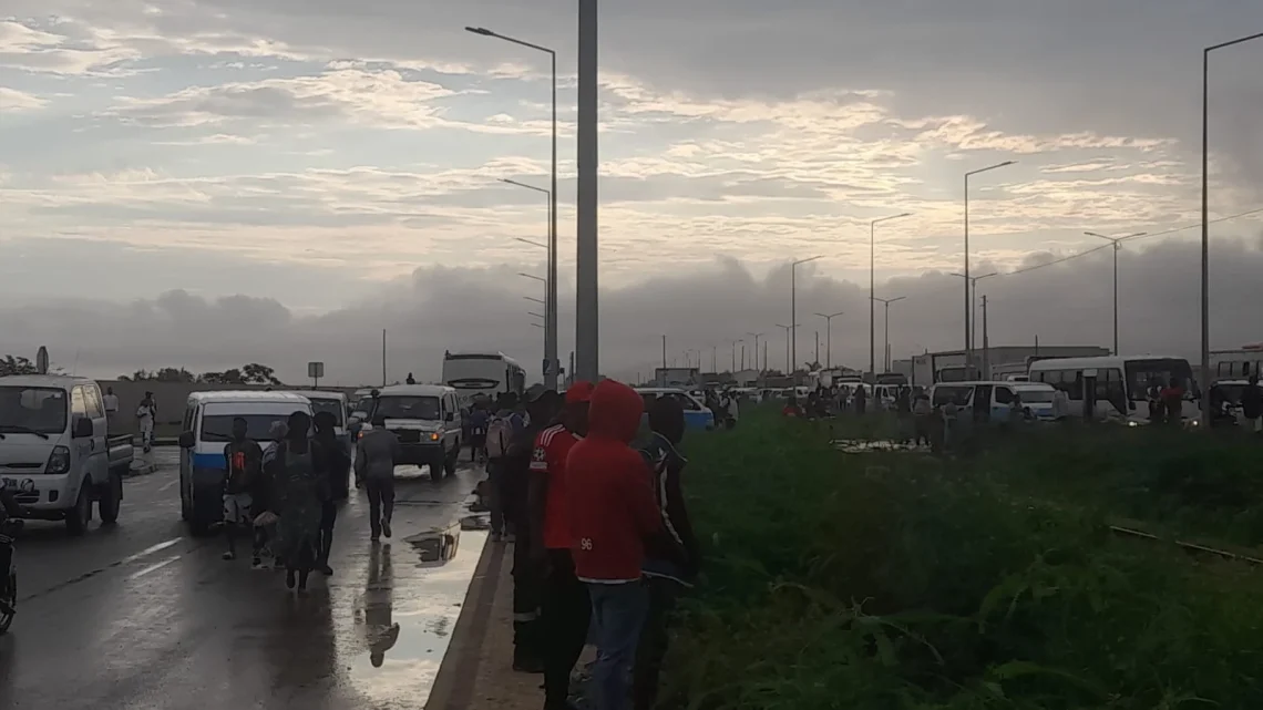 Vítimas das cheias protestam contra falta de condições em centro de acolhimento
