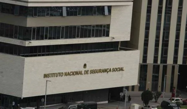 São, no geral, empresas e instituições de diferentes sectores que receberam o certificado, re- presentando a esperança para as gerações futuras. Dentre as muitas reconhecidas, contam a Sonangol Distribuidora, a Ensa Seguros, o Ministério da Saúde, a Rádio Nacional de Angola, a Macon Transportes, a Total Energies, a Moniz Silva Internacional e a Clínica Sagrada Esperança. Com o Certificado Verde, um reconhecimento institucional, a entidade contribuinte ganha valorização, reputação e confiança no mercado, segundo a organização. O diploma acompanhado de uma menção honrosa é atribuído a empresas e instituições que contribuíram regularmente ao INSS, por um período mínimo de 10 anos, sem atraso nos últimos seis meses. Nesta primeira fase de lançamento, as empresas foram seleccionadas no sistema eléctrico do INSS. Para o presidente do Conselho de Administração do INSS, Anselmo Monteiro, o acto serve de reconhecimento, justiça e gratidão daqueles que nunca falharam com Angola nas suas obrigações contributivas.Alsemo Monteiro espera que a cerimónia motive outros a seguirem o mesmo caminho da legalidade, da transparência e da solidariedade colectiva que sustenta o sistema de protecção social obrigatório.