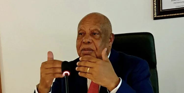 A referida diligência segundo o Ministério Público, enquadra-se no regular desenvolvimento do processo, tendo o arguido sido da acusação deduzida por aquela instância, pela prática dos crimes de peculato e de burla qualificada. Os factos reportam à utilização indevida de fundos públicos para a aquisição de viaturas, pelo arguido, enquanto gestor público, mediante a utilização de contratos, sob aparência de se destinarem à reparação de estradas que, segundo a acusação, não chegaram a ser a executadas Após a audição na Procuradoria- Geral da República, Higino Carneiro e seu advogado falaram à imprensa, apelando a calma sobretudo o que se está a passar. O seu advogado, José Carlos disse que vai analisar minuciosamente o conteúdo do processo: “Nós fomos convocados para vir hoje, afinal era para que o senhor general fosse notificado, formalmente de uma acusação de factos, primeiro, que constam de um processo que já foi arquivado pelo Tribunal Supremo, e a Procuradoria-Geral da República tem cópias dessa decisão e desse despacho de arquivamento.