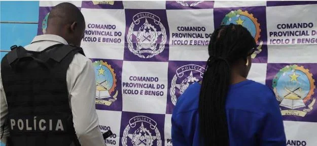 Empregada o briga menor a fazer sexo oral