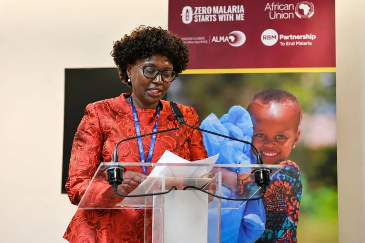 Durante o encontro ministerial sobre a malária, realizado à margem da 79.ª Assembleia Mundial da Saúde da Organização Mundial da Saúde (OMS), subordinado ao tema “Delivering Africa’s Big Push Against Malaria”, que reuniu também representantes da União Africana, OMS, Banco Mundial, ALMA e parceiros internacionais de saúde, a ministra Sílvia Lutucuta fez este anúncio. Na sua intervenção, a gover- nante afirmou que África enfrenta uma verdadeira tempestade de ameaças no combate à malária, agravadas pela redução do financiamento internacional, alterações climáticas, resistência aos medicamentos e fragilidade dos sistemas de saúde. Um dos momentos de maior destaque do encontro foi o anúncio de que Angola está a trabalhar, com apoio do África CDC, na transferência de tecnologia para produção local de redes mosquiteiras de nova geração tratadas com dupla acção insecticida. Segundo a ministra, a iniciativa permitirá reforçar a soberania sanitária do país, reduzir depen- dência externa e criar oportunidades para a indústria têxtil nacional. “Vamos iniciar ainda este ano o processo de fabrico de mosquiteiros em Angola”, afirmou. Para Angola, o fabrico local representa não apenas uma questão de saúde pública, mas também uma estratégia económica e de segurança sanitária.