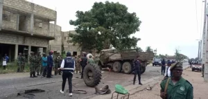 Os 36 militares feridos, um deles em estado bastante grave, são efectivos das FAA afectos à 10.ª Brigada de Infantaria Motorizada, localizada no Ntó, 17 quilómetros a sul da cidade de Cabinda. A colisão entre os dois veículos pesados ocorreu por volta das 8 horas e 45 minutos de ontem, 25, resultando na morte imediata do condutor da viatura Volvo, enquanto os dois militares não resistiram aos ferimentos, acabando por falecer na tarde de ontem. No hospital da 2.ª Região Militar de Cabinda, encontram-se internados os 36 feridos a receberem assistência médica, enquanto o corpo da vítima mortal foi trasladado para a morgue do Hospital Provincial de Cabinda. O sinistro ocorreu na aldeia da Fortaleza, município de Ngoio, cerca de 15 quilómetros a sul da cidade de Cabinda, tendo como principal causa a imprudência dos automobilistas.