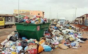 lixo em luanda.
