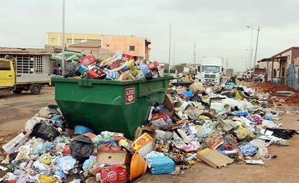 lixo em luanda.