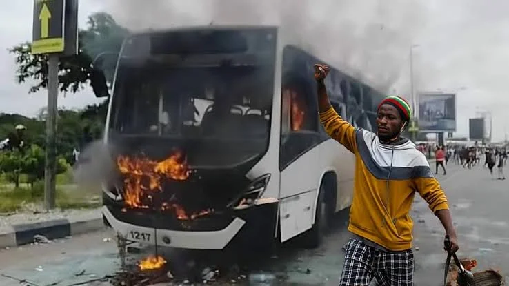 Viana e Cacuaco lideram lista de vandalização de bens públicos.