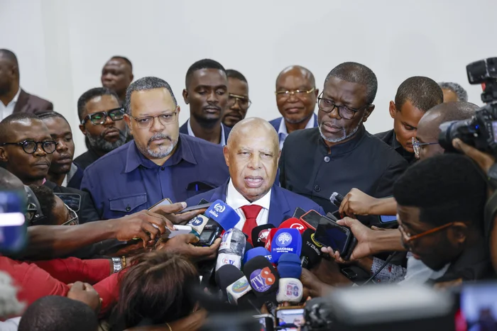 oficializa candidatura à liderança do MPLA