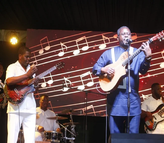 Público vibra ao ritmo das raízes africanas na terceira edição do concerto “Só Cordas”.