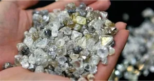 Duzentas e duas supostas pedras de diamantes foram apreendidas na província de Malanje.