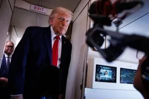 Trump avisa que Israel e o Irão “devem parar imediatamente de disparar”; Teerão admite o fim dos ataques.