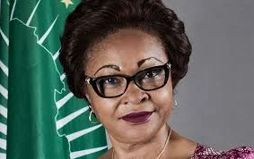 Embaixadora Josefa Sacko assina Livro de Condolências.