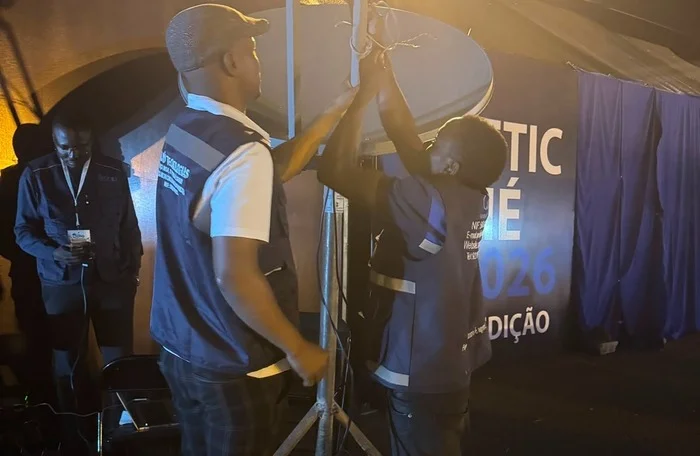 Segundo o documento, a equipa, composta por participantes do programa, está a instalar o equipamento que vai reforçar o acesso à internet durante a realização do FEST Bié. Concluído o evento, a antena será transferida para o município de Belo Horizonte, onde ficará instalada de forma permanente, assegurando conectividade de qualidade a uma comunidade com reduzida cobertura das redes convencionais de telecomunicações. A acção representa uma nova etapa na aposta do país na formação de quadros nacionais para a gestão e operacionalização de tecnologias espaciais. O Programa Nacional de Capacitação e Certificação de Gestores de Tecnologia Espacial, realizado entre 18 de Maio e 10 de Junho de 2026, formou mais de 60 estudantes, habilitando-os com conhecimentos técnicos e operacionais para a implementação, operação e gestão de soluções de conectividade via satélite. A iniciativa enquadra-se no processo de entrega dos kits de conectividade via satélite às delegações provinciais e startups, efectuado em Junho, com o objectivo de acelerar o acesso à internet e impulsionar o empreendedorismo digital em todo o território nacional através do satélite ANGOSAT-2.