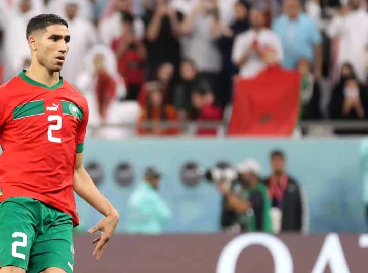 A França procura a terceira presença consecutiva nas meiasfinais de um Campeonato do Mundo, enquanto Marrocos tenta escrever um novo capítulo na história do futebol africano. A selecção francesa chega aos quartos-de-final depois de eliminar o Paraguai, de Almirón, por uma bola sem resposta, graças a uma grande penalidade convertida por Kylian Mbappé. Apesar da vitória, os comandados de Didier Deschamps encontraram muitas dificuldades para ultrapassar a organização defensiva sul-americana. Ao longo da competição, a França tem demonstrado enorme poder ofensivo, sustentado por jogadores como Mbappé, Dembélé, Olise e Barcola, além da consistência do guarda-redes Mike Maignan. Didier Deschamps deverá, contudo, lidar com a provável ausência do médio Tchouaméni, que continua a recuperar de problemas físicos