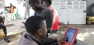 Nas ruas de Luanda, é cada vez mais comum encontrar jovens reunidos frente às casas de apostas, telemóvel na mão e olhos fixos nos resultados dos campeonatos. Para alguns, trata-se apenas de entretenimento. Para outros, representa uma esperança de mudar de vida, que, muitas vezes, termina em dívidas e desilusão. Para constatar os benefícios e os malefícios deste fenómeno, o Jornal OPAÍS ouviu apostadores, exapostadores e especialistas sobre os impactos das apostas desportivas na vida financeira, familiar e psicológica dos jovens.