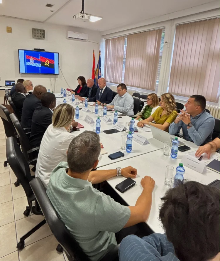Angola e Sérvia aprofundam cooperação .