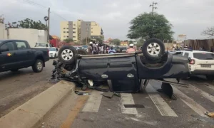 Segundo o responsável, o excesso de velocidade e a falta de precaução no exercício da condução estiveram entre as principais causas dos sinistros. Os acidentes provocaram ainda danos materiais avaliados em 3,4 milhões de kwanzas. No âmbito da fiscalização rodoviária, a Polícia Nacional sancionou 678 automobilistas por diversas infracções ao Código de Estrada, deteve 58 cidadãos por crimes rodoviários e realizou 96 barreiras policiais para controlo da velocidade e melhoria da fluidez do tráfego
