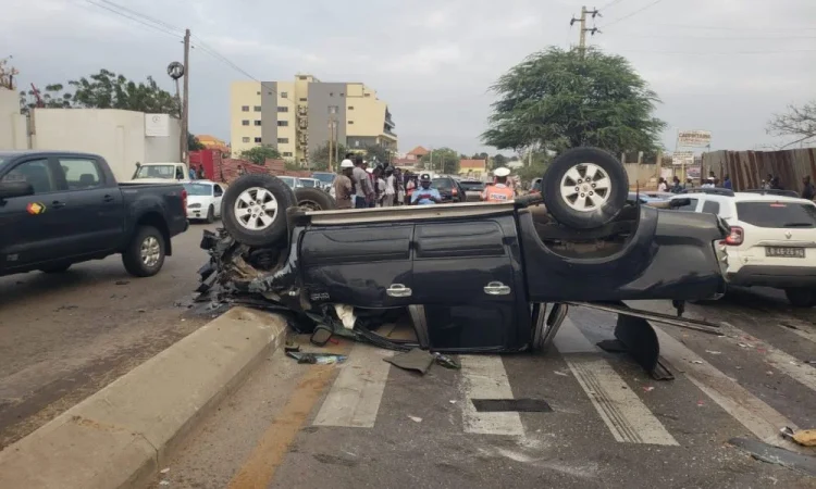 Segundo o responsável, o excesso de velocidade e a falta de precaução no exercício da condução estiveram entre as principais causas dos sinistros. Os acidentes provocaram ainda danos materiais avaliados em 3,4 milhões de kwanzas. No âmbito da fiscalização rodoviária, a Polícia Nacional sancionou 678 automobilistas por diversas infracções ao Código de Estrada, deteve 58 cidadãos por crimes rodoviários e realizou 96 barreiras policiais para controlo da velocidade e melhoria da fluidez do tráfego