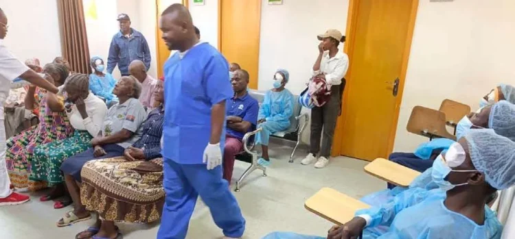 A campanha de cirurgias de cataratas, promovida pelo Instituto Oftalmológico Nacional de Angola (IONA), em parceria com o Hospital Central do Huambo, terminou na última semana com uma adesão acima das expectativas. No total, foram cadastrados 2.015 pacientes durante as acções de mobilização realizadas nos municípios da província, tendo 512 reunido critérios clínicos para serem submetidos à cirurgia. A iniciativa decorreu entre os dias 6 e 10 do corrente mês e contou com uma equipa de 45 especialistas do IONA, incluindo a directora-geral da instituição, que trabalhou em conjunto com os profissionais locais.