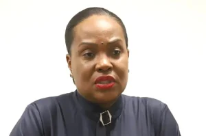 De acordo com o portal Luanda Post, a decisão, alegadamente resultante de uma solicitação apresentada pela empresária Elisabete dos Santos, está a gerar uma “guerra” no seio da família dos Santos. Elisabete dos Santos afirmou que, assim que tiver acesso à notícia publicada pelo referido portal, prestará esclarecimentos ao Jornal OPAÍS, sem, no entanto, indicar uma data. Entretanto, reiterou que não existe qualquer disputa no seio da família e disse desconhecer as informações que têm circulado em alguns portais de notícias.