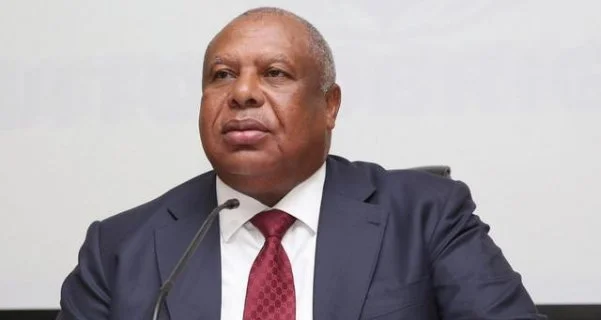 A Subcomissão de Candidaturas à presidência do MPLA rejeitou, nesta terça-feira, a candidatura de Higino Carneiro, por incumprimento dos requisitos estatutários. O anúncio foi feito em conferência de imprensa pelo coordenador da subcomissão, Job Capapinha, que explicou que, durante a apreciação do processo de candidatura, foram detectadas várias irregularidades.