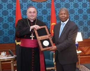 O Presidente da República, João Lourenço, recebeu, em Luanda, uma mensagem de agradecimento do Papa Leão XIV pelo acolhimento durante a visita apostólica a Angola, realizada em Abril deste ano. A carta foi entregue pelo núncio apostólico em Angola e São Tomé e Príncipe, Kryspin Dubiel, durante uma audiência no Palácio Presidencial