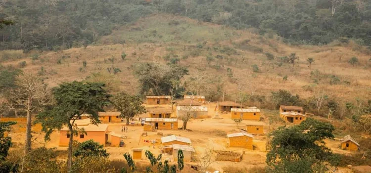 Munícipes no Mungo constroem escolas .