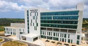 Quatrocentas e 32 cirurgias ortopédicas de alta complexidade, que incluí a colocação de próteses totais e parciais da anca e do joelho, já foram realizadas no Hospital Geral de Cabinda.   Estes dados foram anunciados esta terça-feira, à imprensa, pelo director-geral em exercício do hospital, no âmbito da 3ª edição da campanha de cirurgias de prótese da anca e do Joelho que decorrerá até ao dia 23 deste mes.   O responsável Fernando Almeida, garantiu que durante a campanha serão realizadas 14 cirurgias, que terão a duração de quatro horas cada e que as mesmas são grátis.