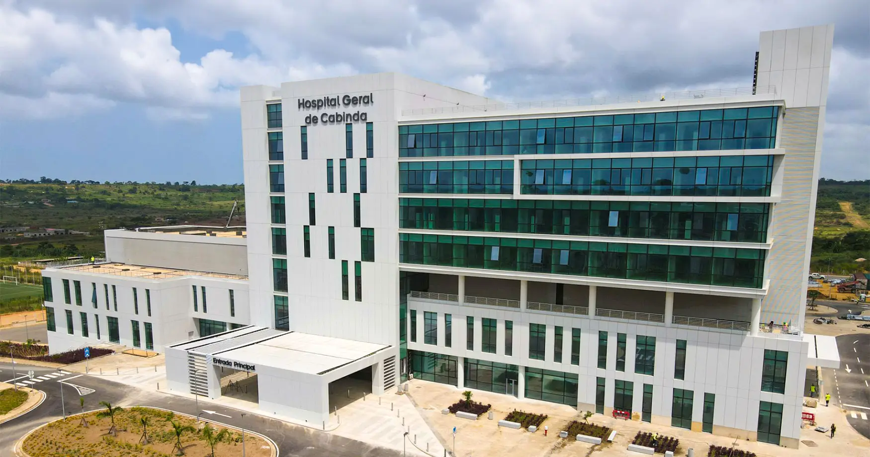 Quatrocentas e 32 cirurgias ortopédicas de alta complexidade, que incluí a colocação de próteses totais e parciais da anca e do joelho, já foram realizadas no Hospital Geral de Cabinda.   Estes dados foram anunciados esta terça-feira, à imprensa, pelo director-geral em exercício do hospital, no âmbito da 3ª edição da campanha de cirurgias de prótese da anca e do Joelho que decorrerá até ao dia 23 deste mes.   O responsável Fernando Almeida, garantiu que durante a campanha serão realizadas 14 cirurgias, que terão a duração de quatro horas cada e que as mesmas são grátis.