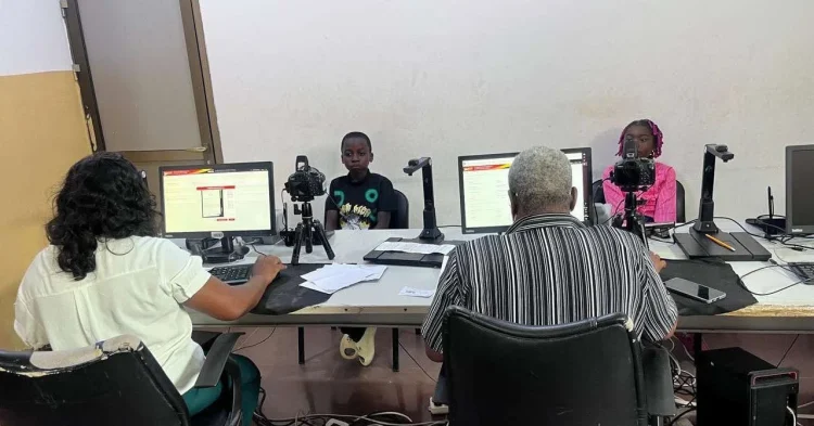 O nome é mais do que identidade. É, além de história, pertencimento e direito de qualquer cidadão. Crianças em Angola crescem apenas com o sobrenome da mãe no Bilhete de Identidade, não por escolha, mas por ausência da entidade paterna. São filhos que nasceram, mas não foram reconhecidos, e outros, embora reconhecidos legalmente, não recebem os cuidados a que têm direito. Esta é também uma forma de fuga à paternidade e violência contra criança Marcadas pela ausência paterna, as crianças na escola ouvem: “qual é o nome do teu pai?” E aprendem, desde cedo, o peso do silêncio, da mágoa e de não ter por perto quem seria o seu herói. A falta de registo paterno não é só um campo em branco na cédula ou na vida da criança; representa herança emocional e exclusão de direitos: pensão de alimentos, herança, nacionalidade, cuidados médicos. Nesta reportagem, o jornal OPAÍS apresenta casos de crianças tidas como “órfãs de pais vivos”, que vivem um dilema que passa despercebido à vista de todos, mas que representa um desafio para o Instituto Nacional da Criança (INAC). Em torno do tema, estão as reais consequências e o impacto social da fuga à paternidade em Angola e de crianças sem o nome de um dos progenitores nos seus registros.