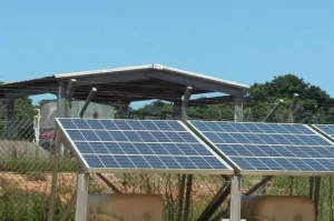 Furtada placa solar da Estação Meteorológica da Chicomba