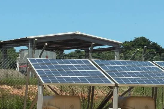 Furtada placa solar da Estação Meteorológica da Chicomba