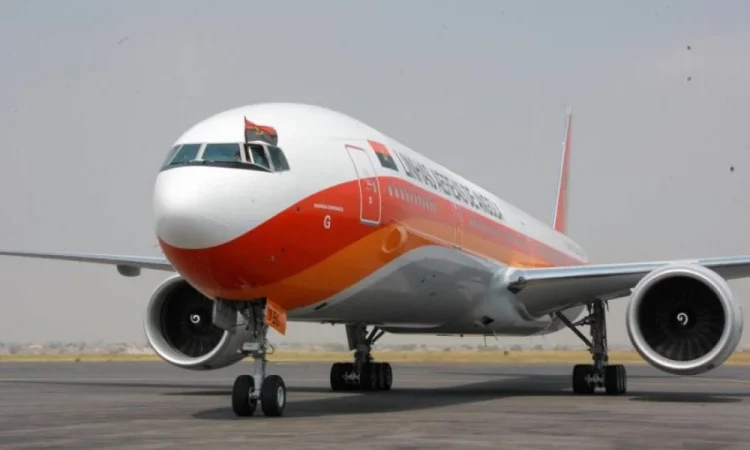 Os passageiros da TAAG – Linhas Aéreas de Angola passaram a beneficiar de uma nova solução de conectividade móvel internacional, que permite a aquisição de planos de dados móveis internacionais de forma digital, garantindo acesso imediato à internet em mais de 190 destinos, sem necessidade de substituir o cartão SIM físico. A iniciativa, já em vigor, resulta de uma parceria estratégica entre a transportadora aérea angolana e a Kolet, empresa tecnológica especializada em serviços de eSIM. Numa primeira fase, a oferta está a ser comunicada aos passageiros através das mensagens de pré-embarque enviadas por SMS e correio electrónico, abrangendo todos os mercados da TAAG, com excepção de Angola. Posteriormente, a solução será integrada nas plataformas de Check-in Online e Manage My Booking. Segundo a companhia, a parceria enquadra-se na estratégia de desenvolvimento das receitas acessórias (Ancillary Revenues), através da disponibilização de serviços complementares que acrescentam valor à experiência do passageiro e contribuem para a diversificação das fontes de receita da empresa. Com esta solução, os passageiros podem activar um plano de dados móveis antes do início da viagem, assegurando conectividade imediata à chegada ao destino.