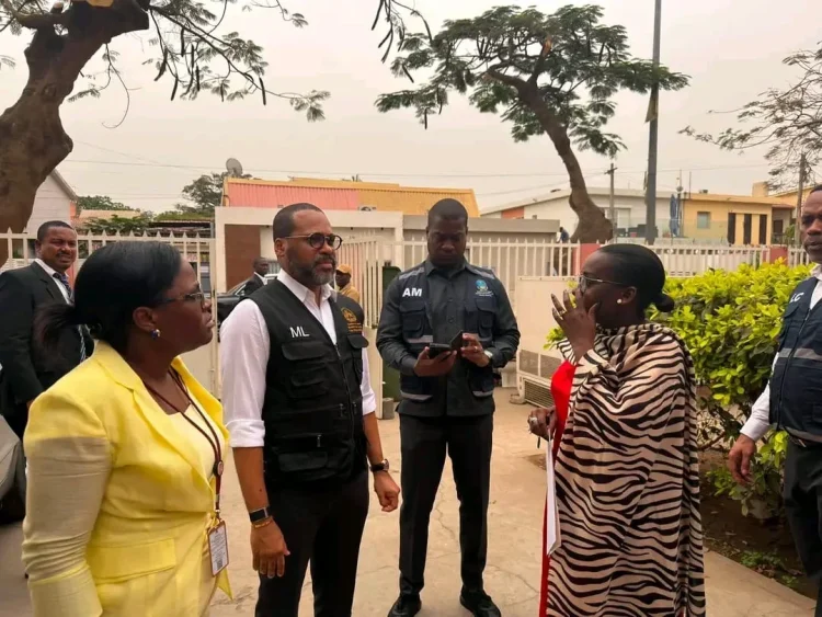 Marcy Lopes inspecciona serviços de identificação civil em Luanda
