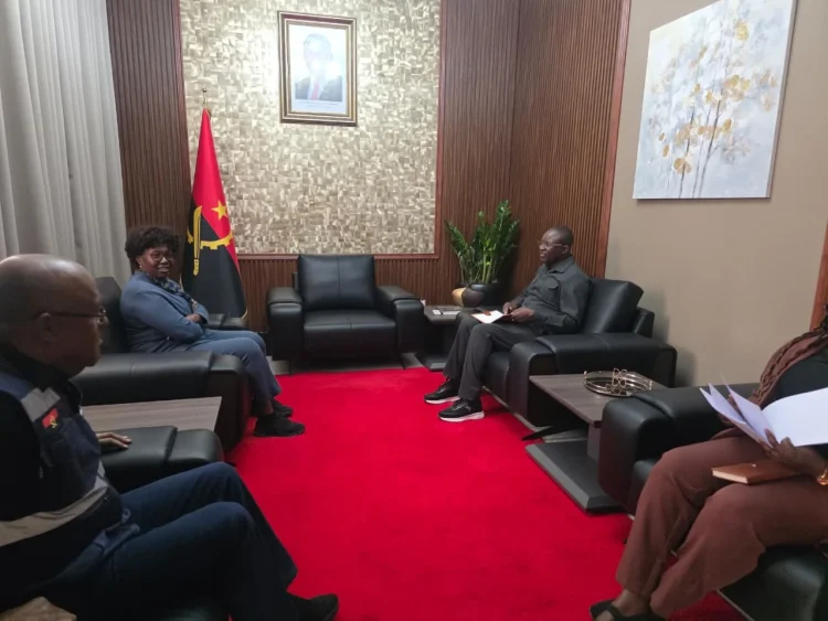 Ministra da Saúde avalia necessidades do sector no Moxico Leste