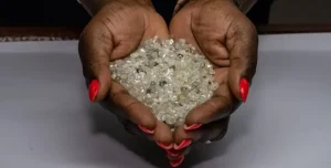 SIC apreende mais de 700 pedras de diamantes na Lunda-Norte.