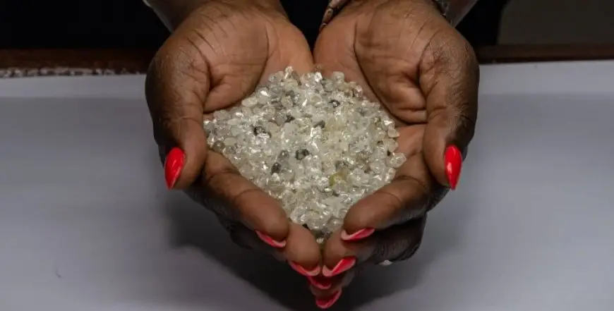 SIC apreende mais de 700 pedras de diamantes na Lunda-Norte.