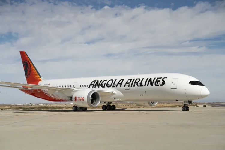 A TAAG (Linhas Aéreas de Angola) vai iniciar, no dia 31 de Outubro, a operação da nova rota Luanda–Dakar–Praia, estabelecendo uma ligação aérea entre Angola e Cabo Verde, com o objectivo de reforçar a conectividade da companhia com a África Ocidental. A nova operação vai ligar Luanda, capital de Angola, a Dakar, no Senegal, e à cidade da Praia, em Cabo Verde, criando uma nova ponte aérea entre mercados africanos. Segundo o presidente do Conselho de Administração da TAAG, Clóvis Rosa, a nova rota representa a concretização de uma ligação há muito desejada entre Angola e Cabo Verde e constitui mais um passo no reforço da conectividade aérea no continente africano. “Esta nova rota materializa uma ligação há muito desejada entre Angola e Cabo Verde e representa mais um passo no reforço da conectividade aérea no continente africano”, afirmou. Clóvis Rosa acrescentou que a companhia assume o seu papel de transportadora de bandeira ao aproximar países, pessoas e oportunidades através de uma rede cada vez mais integrada. O início da operação está previsto para 31 de Outubro, coincidindo com a entrada em vigor da temporada de Inverno IATA 2026/2027. A inclusão de Dakar na rota, segundo a companhia, reforça a dimensão regional da operação e amplia as possibilidades de conectividade da TAAG na África Ocidental.