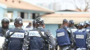 A criminalidade praticada com recurso a armas de fogo registou uma redução de 16,5 por cento no primeiro semestre deste ano, o que contribuiu para uma queda global de 10,1 por cento dos crimes em todo o país, segundo anunciou, ontem, em Luanda, o comandante-geral da Polícia Nacional, comissário-geral Francisco Ribas da Silva O oficial comissário apresentou os dados à imprensa no final da reunião do Conselho de Segurança Nacional, orientada pelo Presidente da República, João Lourenço, e considerou que a situação de segurança pública no país é estável, com condições para a livre circulação de pessoas e bens.