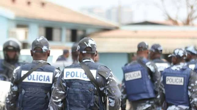 A criminalidade praticada com recurso a armas de fogo registou uma redução de 16,5 por cento no primeiro semestre deste ano, o que contribuiu para uma queda global de 10,1 por cento dos crimes em todo o país, segundo anunciou, ontem, em Luanda, o comandante-geral da Polícia Nacional, comissário-geral Francisco Ribas da Silva O oficial comissário apresentou os dados à imprensa no final da reunião do Conselho de Segurança Nacional, orientada pelo Presidente da República, João Lourenço, e considerou que a situação de segurança pública no país é estável, com condições para a livre circulação de pessoas e bens.