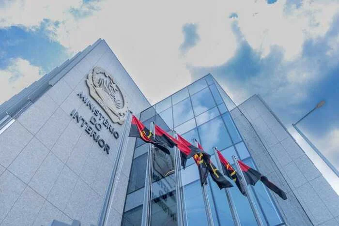 O Corpo de Júri do Concurso Público de Ingresso Externo do Ministério do Interior anunciou, nesta quarta-feira, 19, que já está disponível a consulta do estado da inscrição individual dos candidatos que submeteram as suas candidaturas durante a fase de inscrição. Segundo o comunicado do Corpo de Júri, os candidatos podem consultar a situação das respectivas inscrições através do portal candidaturas.minint.ao. O Ministério do Interior esclarece que o referido portal constitui o meio oficial de interacção com os candidatos ao presente concurso público. A instituição orienta, por isso, os candidatos a consultarem a plataforma para obterem informações relacionadas com o concurso e a seguirem as disposições estabelecidas no regulamento. O regulamento do concurso também se encontra disponível no mesmo portal, devendo os candidatos ater-se às regras e orientações nele estabelecidas. O Corpo de Júri reforça, assim, que toda a informação relativa ao Concurso Público de Ingresso Externo do Ministério do Interior está disponível exclusivamente na plataforma indicada.