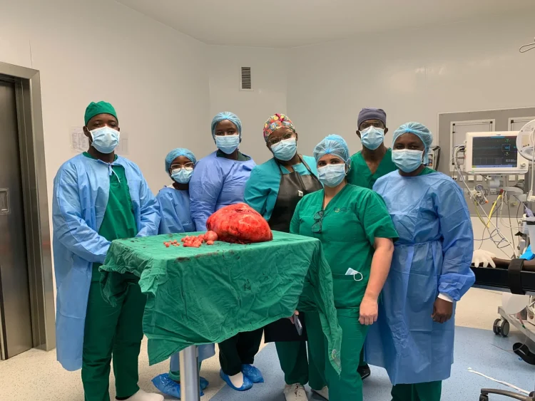 Hospital Heróis de Kifangondo remove com sucesso mioma uterino de 12 kg