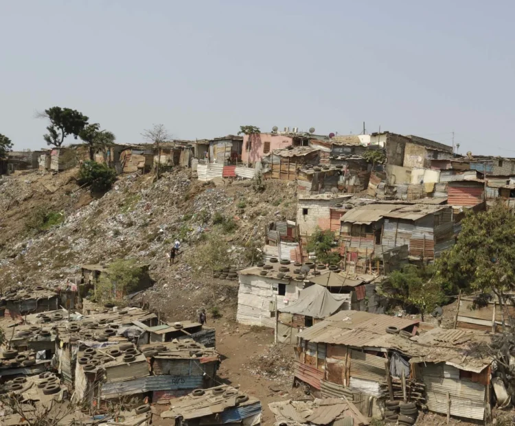 A cada chuva que decide visitar a capital do país, o bairro Boa Vista entra em ‘estado de alerta’. Entre desabamentos, escuridão e o medo da criminalidade, centenas de famílias sobrevivem por ‘milagres’ e guardam na memória cenas de horror que a chuva insiste em repetir todos os anos As casas erguidas por cima das montanhas, em zonas de alto risco, construídas maioritariamente com chapas velhas de zinco, são incapazes de aguentar a pressão das águas e do vento que se cruzam durante as precipitações que geralmente se abatem sobre a cidade capital em duas fases do ano. De acordo com as previsões do Instituto Nacional de Meteorologia e Geofísica (INAMET), o período do verão arrancou oficialmente em todo o país no dia 15 do corrente mês, o que se subentende que, a qualquer momento, poderão cair as chuvas, apesar de ainda se registar um frio acentuado em quase toda a extensão do território nacional.,