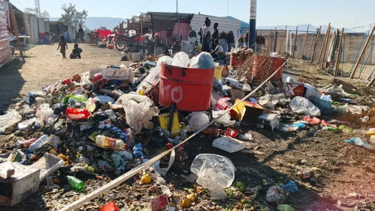 Feirantes denunciam falta de saneamento básico nas festas da Nossa Senhora do Monte.