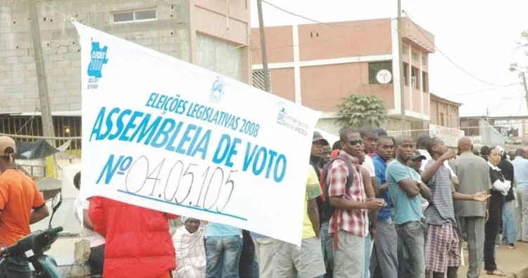 Os partidos MPLA e UNITA continuam no centro da disputa, mas o mapa político que chegará às urnas será diferente do de 2022. De lá para cá, foram legalizados novos partidos, a oposição procura reorganizar-se e a sucessão na liderança do partido no poder pode influenciar decisivamente a próxima corrida presidencial Quatro anos depois das eleições gerais de 24 de Agosto de 2022, o país entra na fase de preparação para um novo ciclo eleitoral. O pleito que devolveu o MPLA ao poder reduziu a maioria parlamentar do partido e colocou a UNITA muito mais perto do principal partido, tendo deixado uma nova configuração política que poderá sofrer alterações profundas até às eleições previstas para 2027.