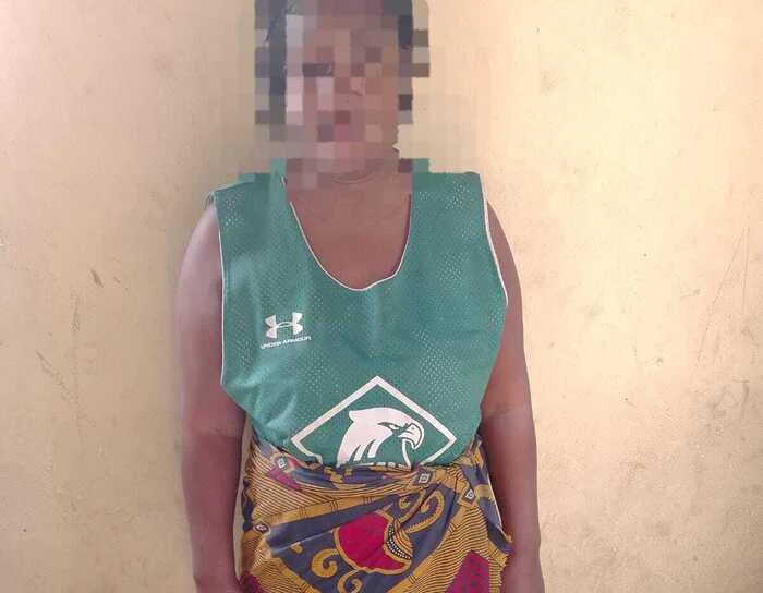 Mãe detida por queimar o pé da filha de oito anos no fogareiro.